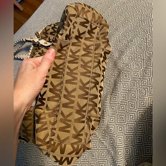 MICHAEL KORS Tan & Brown Signature Print Jet Setter Bag w/ White Braided Handles - Picture 3 of 15